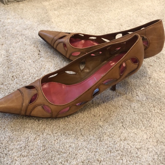 PRADA VINTAGE TAN LEATHER PUMPS - Picture 7 of 10